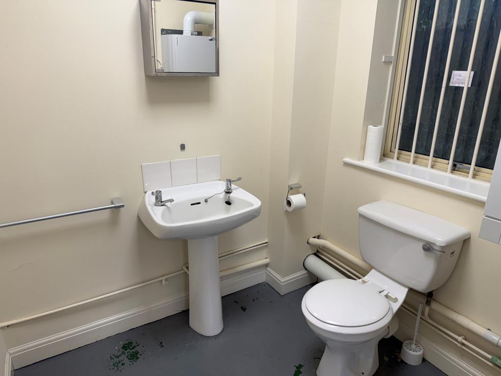 Lot: 94 - COMMERCIAL PART POSSESSION PRODUCING £16,200 PER ANNUM - white basin and WC on ground floor